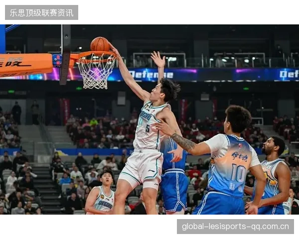 NBA后卫绕过人群抛投命中：精彩瞬间点燃全场激情